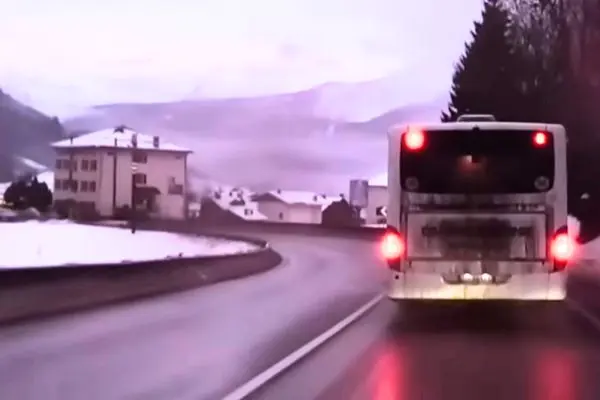 Bimbo lasciato a piedi sotto la neve, l’autista agrigentino si scusa