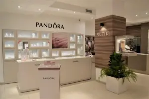 Pandora cerca personale anche in Sicilia: opportunità per venditori e stagisti
