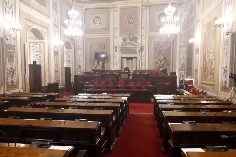 Ars, protesta del M5S: “In Sicilia si parla di guerra mentre l’Aula discute altro”