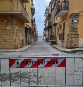 Niscemi, il difficile ritorno alla normalità nelle case vicino la frana