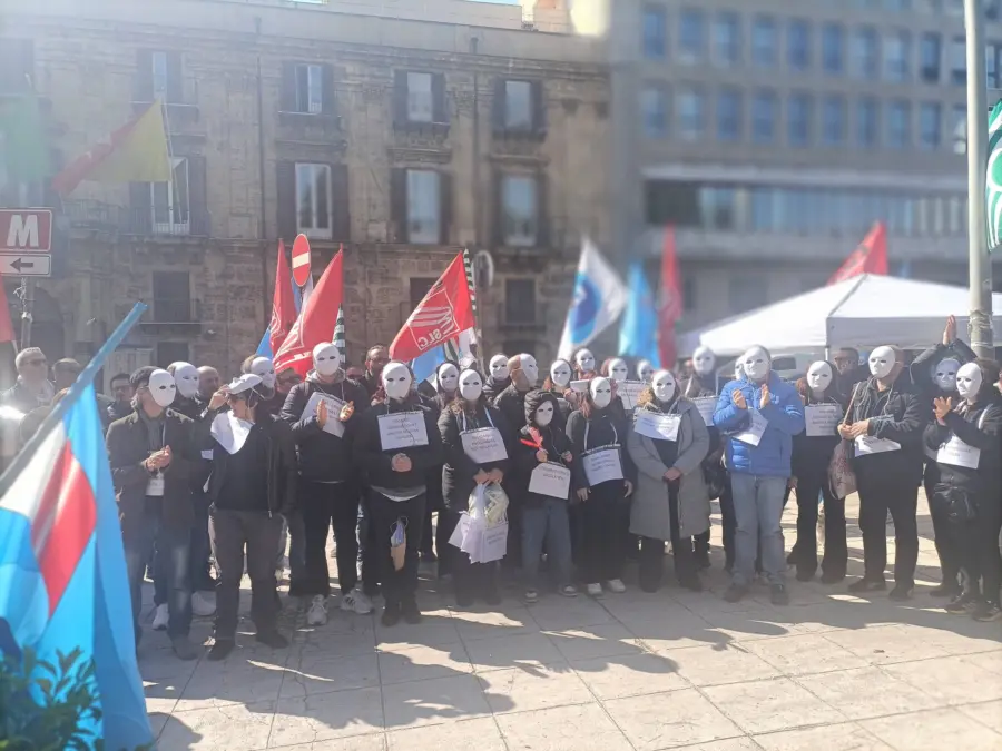 Ex lavoratori Almaviva in piazza a Palermo: tre anni di attesa per progetti di ricollocazione