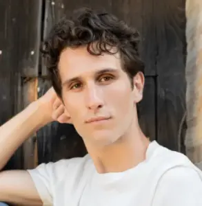 “Ciao Amore”: Carmelo Crisafulli porta Luigi Tenco al Piccolo Teatro dei Biscottari