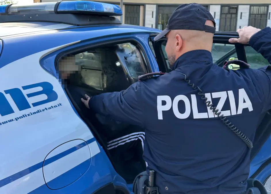 In astinenza evade dai domiciliari e aggredisce la vicina