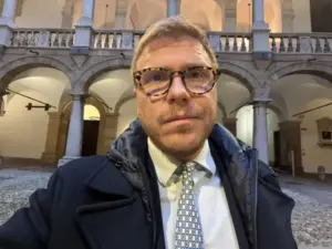 Giallo all’Ars, mozziconi sulla scrivania di La Vardera: intervengono scientifica e Digos