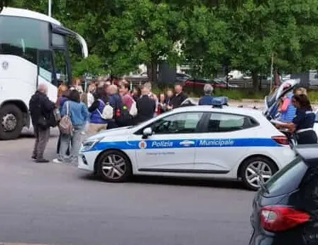 Controlli sui bus per le gite scolastiche a Palermo: tre mezzi irregolari fermati