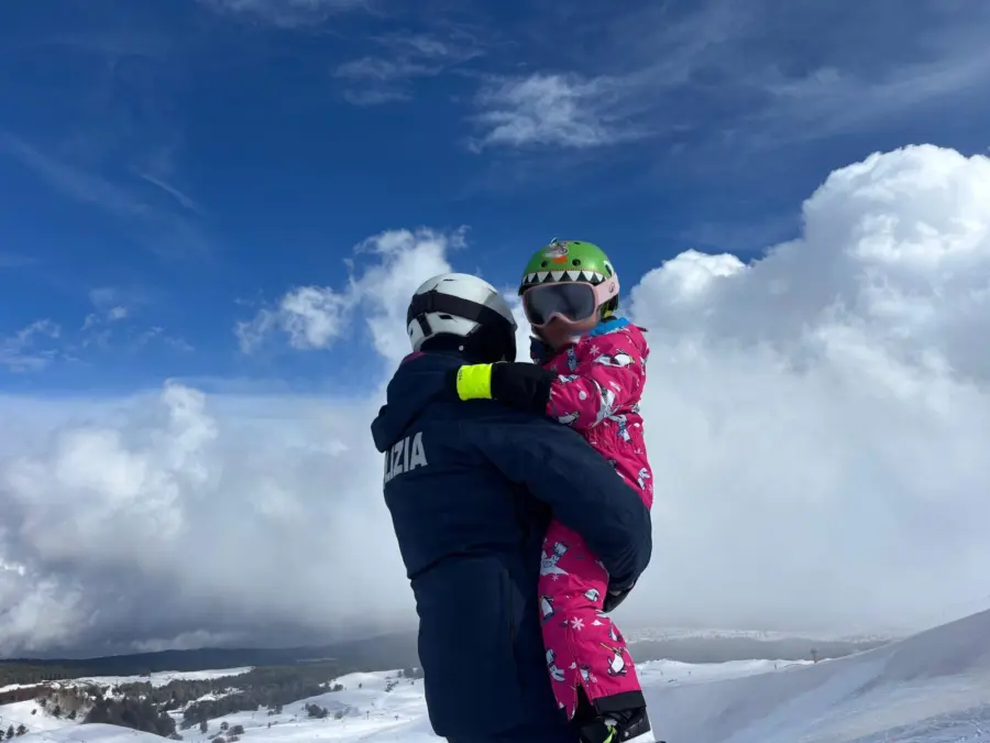Bimba bloccata sulla neve sull’Etna salvata dalla polizia