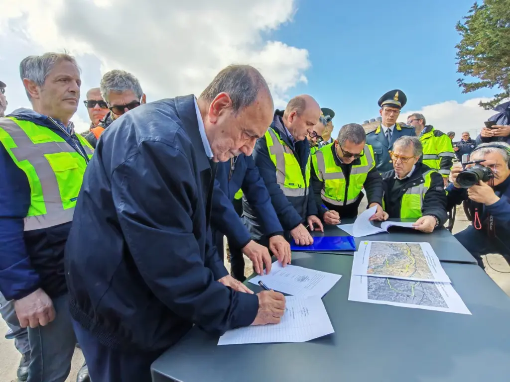 Niscemi, al via il rifacimento della Regia trazzera: prime case agli sfollati