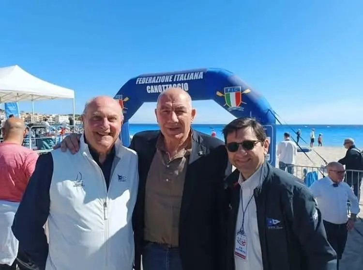 Il presidente del Club Lauria, Andrea Vitale, il campione olimpico Giuseppe Abbagnale e il direttore sportivo della gara Giuseppe Minà