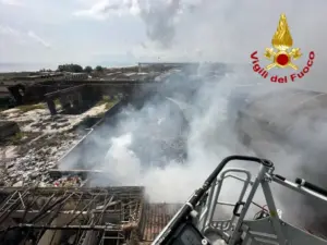 Grosso incendio in un edificio dismesso in via Plaia a Catania