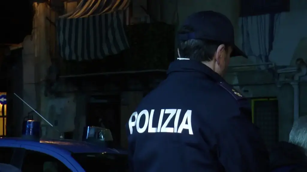 Palermo: ruba capi di pelletteria da un negozio del centro ma viene fermato