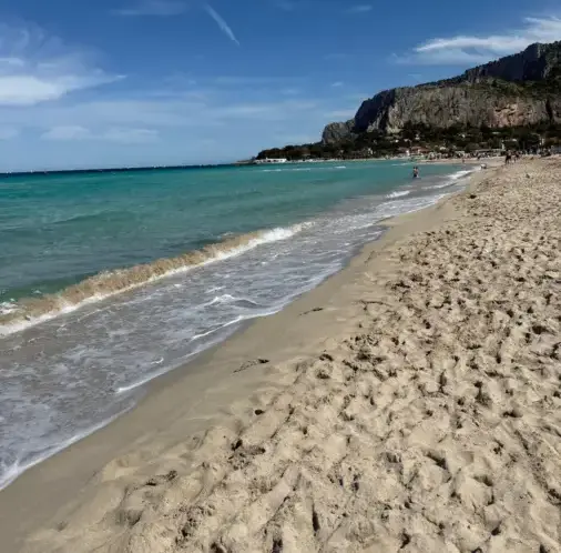 Pulizia e gestione dei lotti, Mondello si prepara all’apertura della stagione balneare