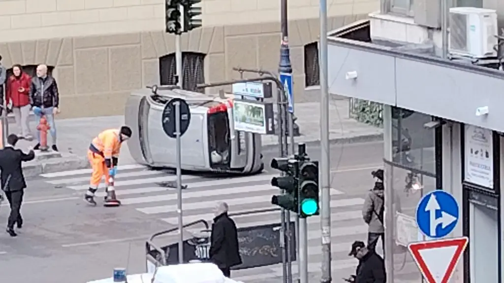Auto si ribalta in via Roma a Palermo: traffico in tilt
