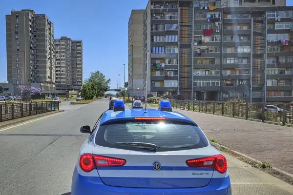 Minaccia madre e sorella con una mazza da baseball: arrestato 30enne