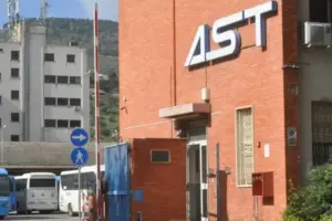 Crisi AST: tagli al personale, esternalizzazioni e polemiche
