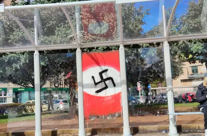 Svastiche a Palermo: simboli nazisti in piazza De Gasperi e piazza Sturzo