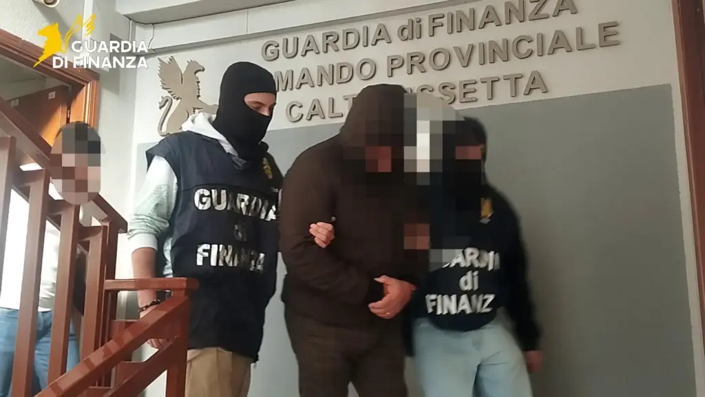 Droga spedita sui social: base tra Caltanissetta e Napoli, due arresti