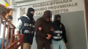 Droga spedita sui social: base tra Caltanissetta e Napoli, due arresti