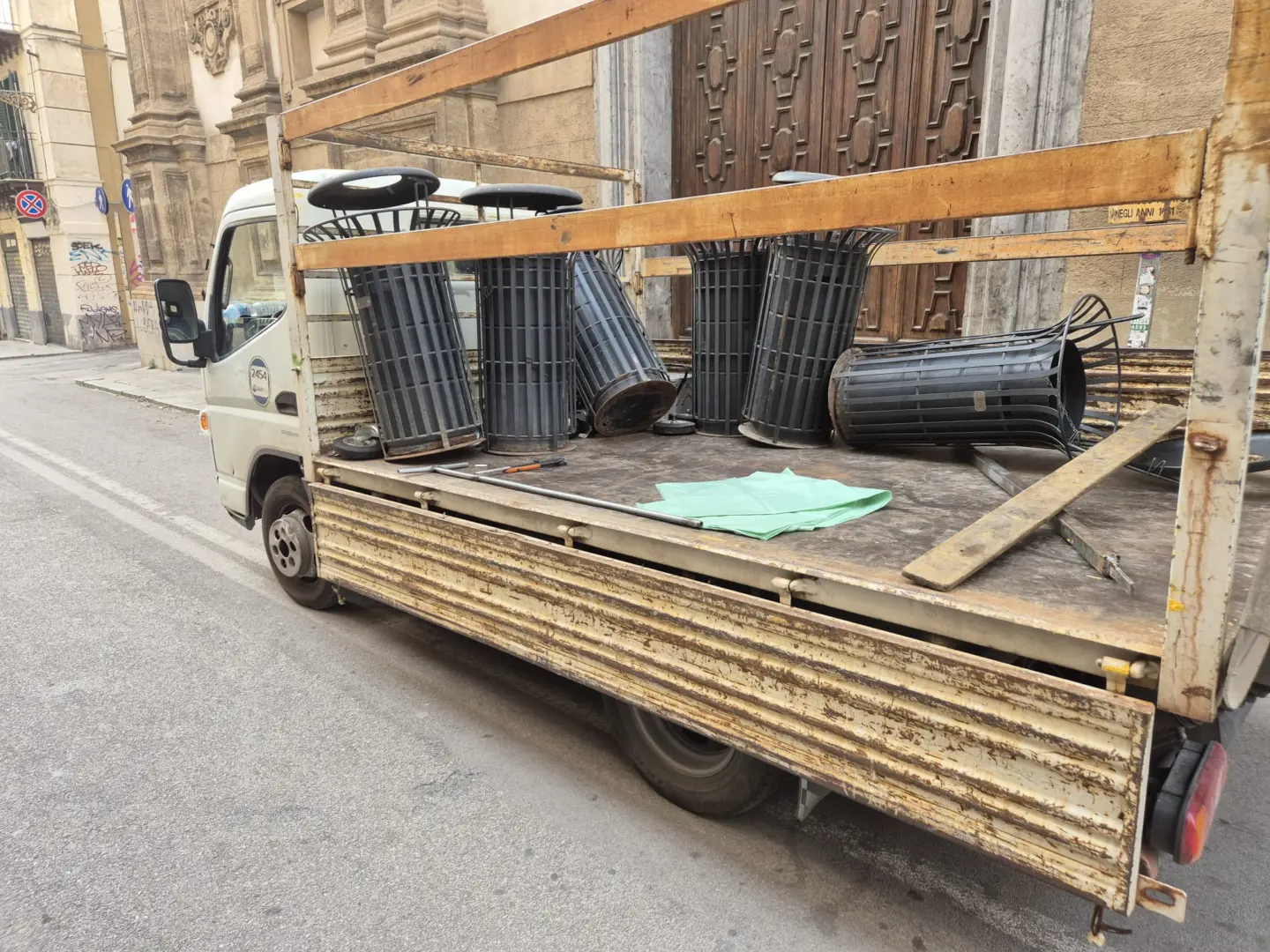 Furto di cestini gettacarte in corso Vittorio Emanuele. Todaro: “Schiaffo al decoro urbano”