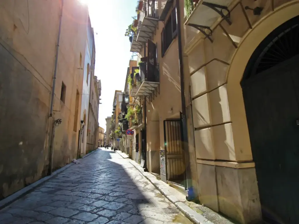 Al via i lavori per la sistemazione del basolato storico in via Alloro