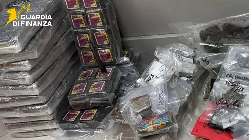 Droga tra Caltanissetta e Agrigento, sequestro da 23 kg e 86 mila euro: un arresto