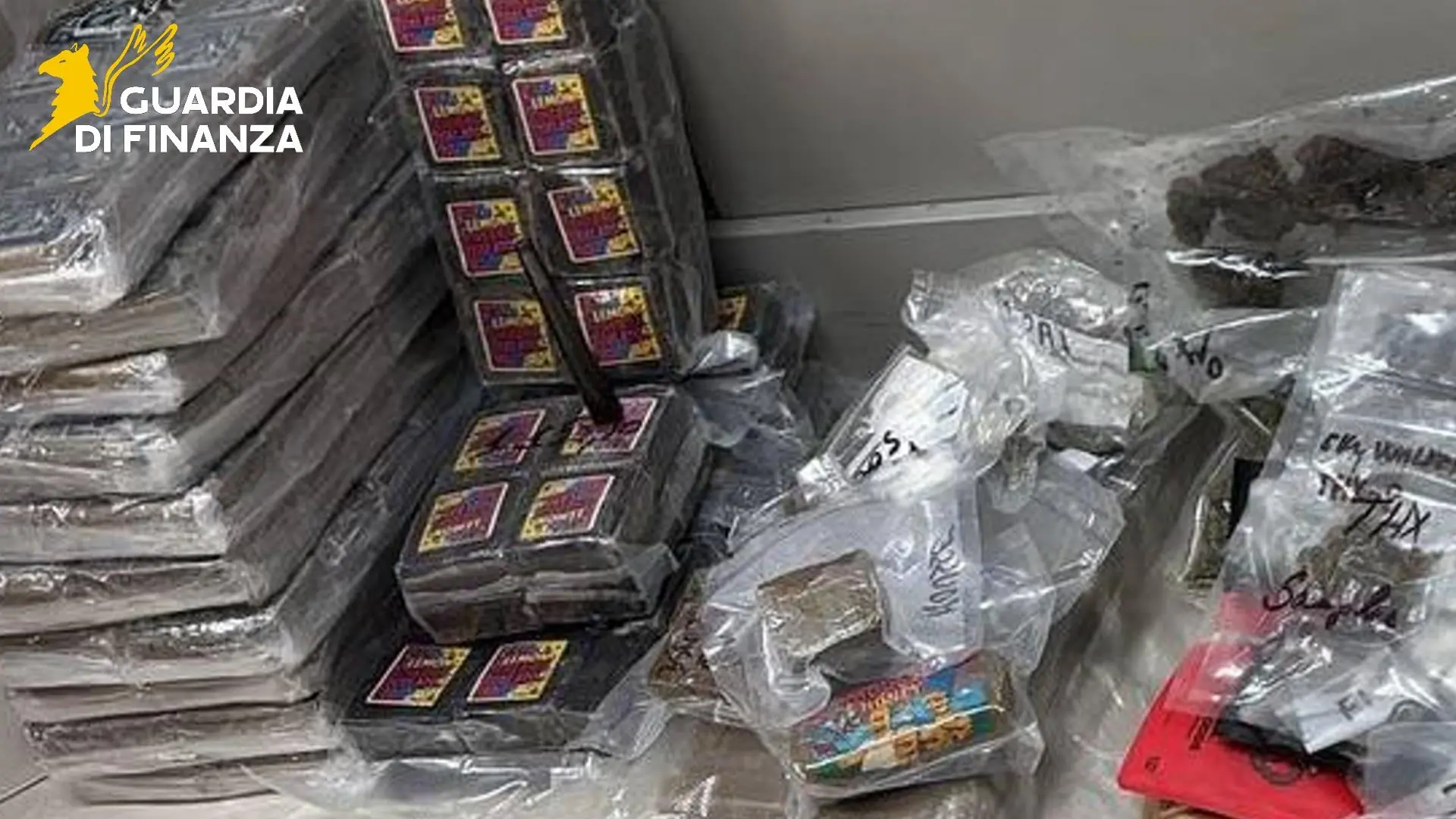 Droga tra Caltanissetta e Agrigento, sequestro da 23 kg e 86 mila euro: un arresto