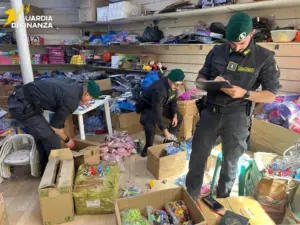 Maxi sequestro di prodotti contraffatti nel Catanese: oltre 62 mila articoli tolti dal mercato