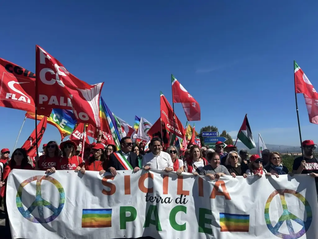 Corteo a Sigonella contro la guerra: oltre 500 persone in piazza per chiedere pace