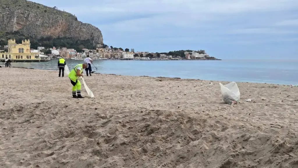 Mondello dopo il primo sole: spiaggia sporca e scontro sulla gestione del litorale