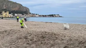 Mondello dopo il primo sole: spiaggia sporca e scontro sulla gestione del litorale