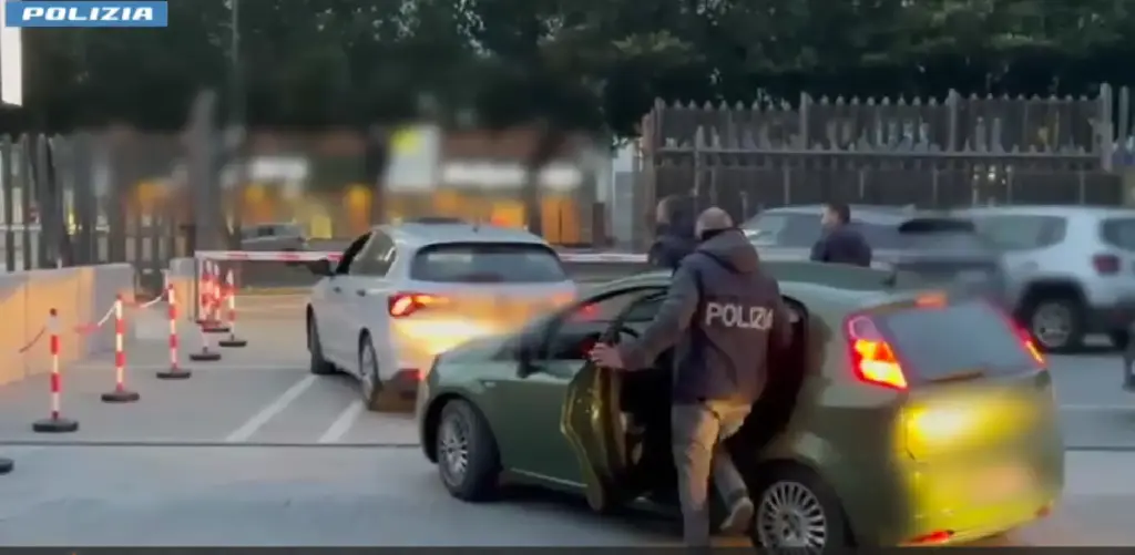 Fingono consegna a domicilio e rubano una collana d’oro a un’anziana