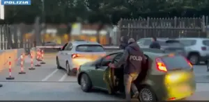 Fingono consegna a domicilio e rubano una collana d’oro a un’anziana