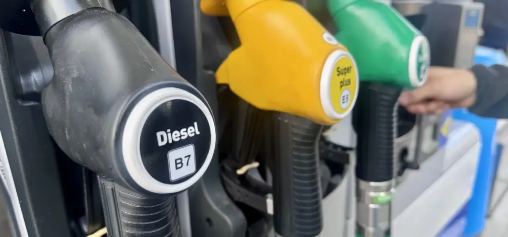 Prezzi carburante alle stelle: allarme su inflazione e famiglie