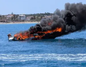 Paura in mare vicino a Siracusa: imbarcazione in fiamme, due persone salvate