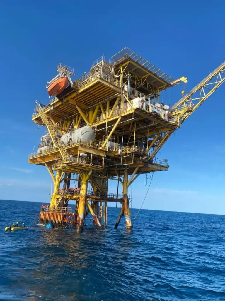 Salvati 44 migranti su piattaforma abbandonata al largo della Libia