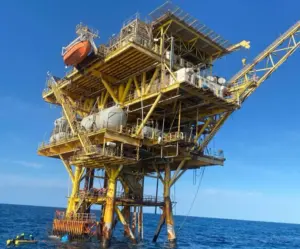 Salvati 44 migranti su piattaforma abbandonata al largo della Libia