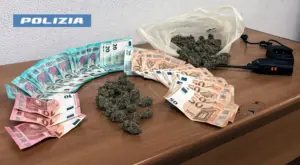 Arrestato pusher 19enne: con radiolina comunicava con altri spacciatori