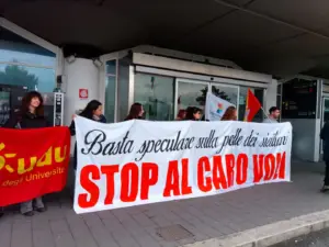 Sit-in all’aeroporto di Catania: “basta caro voli”