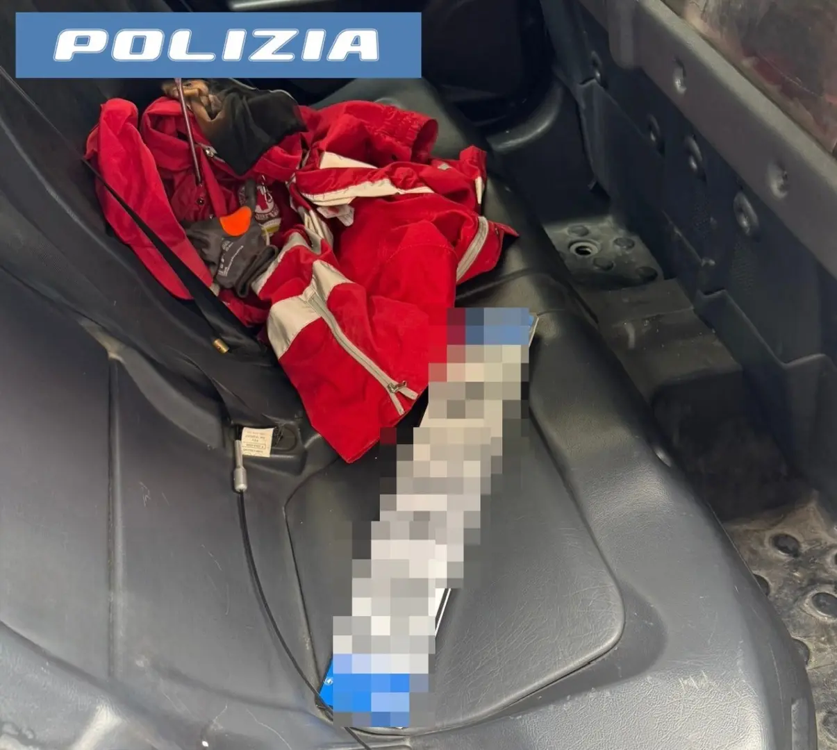 Travestiti da Croce Rossa per svaligiare casa: la fuga finisce male