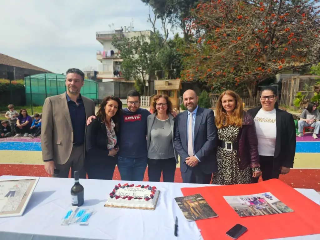 Inclusione lavorativa dei disabili, festa all’asilo Atelier nel Bosco per l’assunzione del maestro speciale Francesco