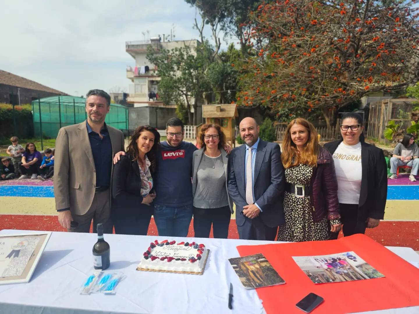 Inclusione lavorativa dei disabili, festa all’asilo Atelier nel Bosco per l’assunzione del maestro speciale Francesco
