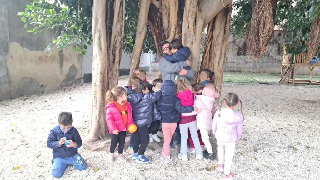 Inclusione lavorativa dei disabili, venerdì grande festa all’asilo Atelier nel Bosco per l’assunzione del maestro speciale Francesco