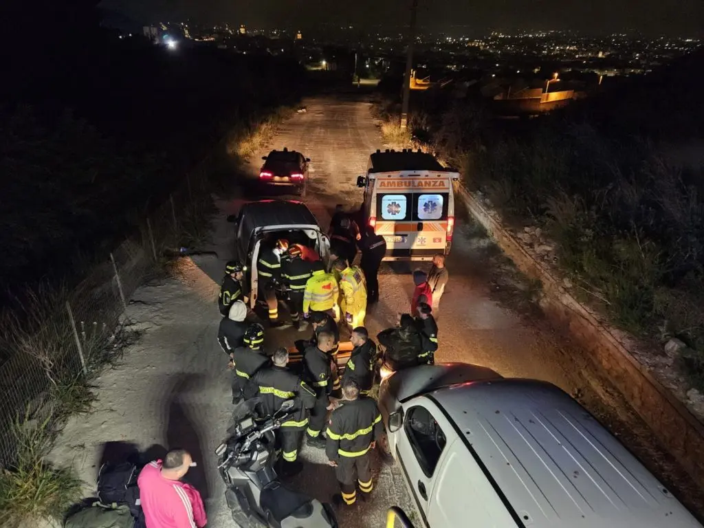 Scivola in una scarpata e si ferisce, uomo recuperato a Comiso