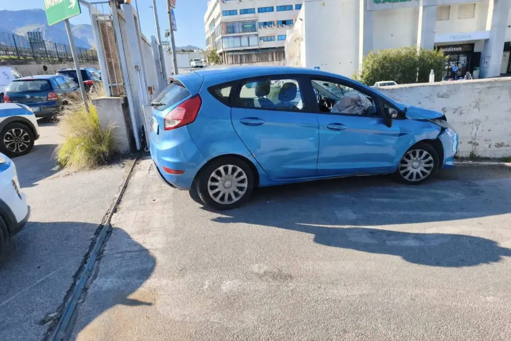 Palermo, fugge all’alt e si schianta contro un muro: arrestato