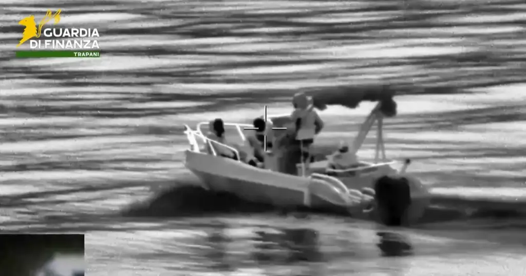 Trapani, fermato natante con migranti: tre arresti per favoreggiamento