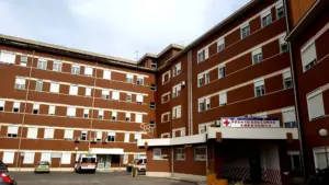 Si lancia dal sesto piano, caduta attutita dai fili per stedere