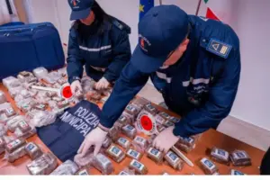 Palermo, trovati 453 panetti di hashish all’interno di un’auto