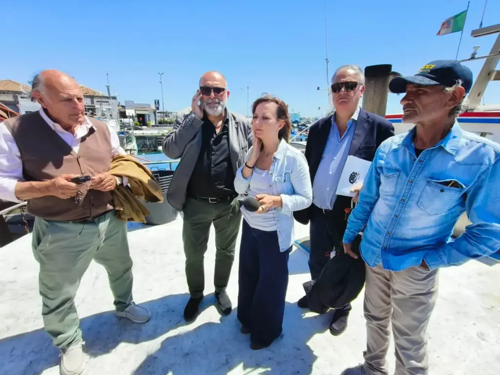Caro carburanti, prime aperture delle istituzioni: convocati pescatori e agricoltori siciliani