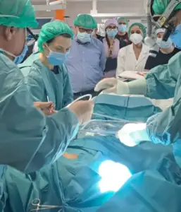 Grave infezione batterica danneggia i polmoni: intervento salvavita su una bimba