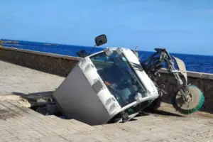 Voragine sul lungomare di Trapani: mezzo per la pulizia stradale sprofonda sull’asfalto