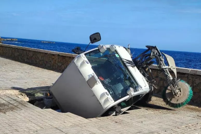 Voragine sul lungomare di Trapani: mezzo per la pulizia stradale sprofonda sull’asfalto